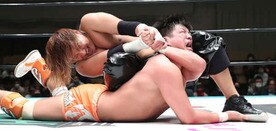  ＨＡＹＡＴＡ（左）は宮脇を締め上げて完勝したが…