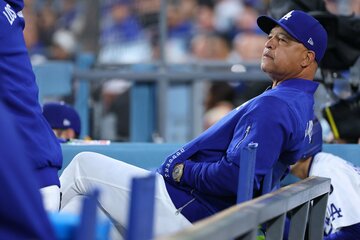 横になるロバーツ監督