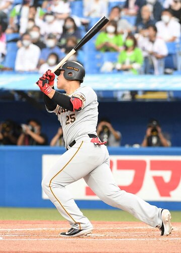  ３回に豪快な一発を放った巨人・岡本和