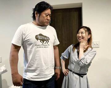  全日本プロレスの諏訪間幸平専務（左）に結婚指輪を見せつけるアイスリボンの藤本つかさ（東スポWeb）