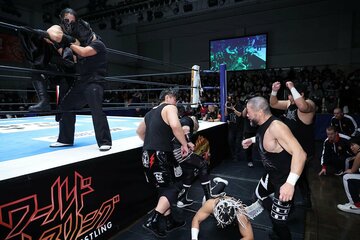 ＤＯＵＫＩ（左）はレフェリーを黒マントで目隠し。場外では極悪軍団がデスペラードを攻撃した