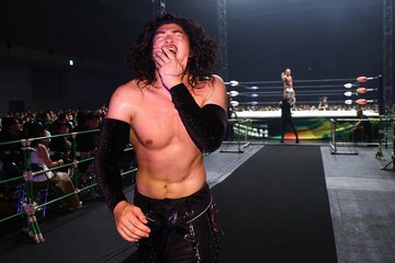 顔を押さえて引き上げるOZAWA