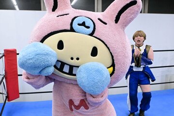 桐生真弥(右)と公開練習を行ったミニモちゃん