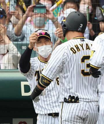  笑顔で大山を迎える阪神・矢野監督（東スポＷｅｂ）
