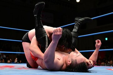 立花誠吾にとどめを刺した田村男児（奥）