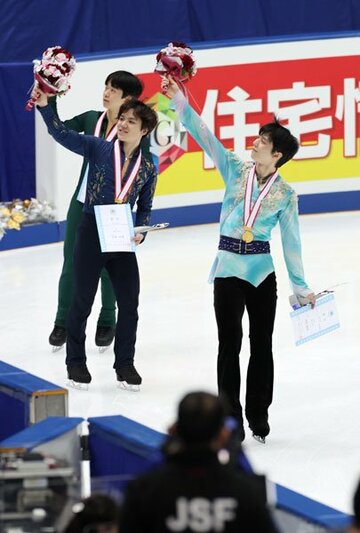  観客の声援に応えながら場内を一周する(手前から)羽生結弦、宇野昌磨、鍵山優真（代表撮影）