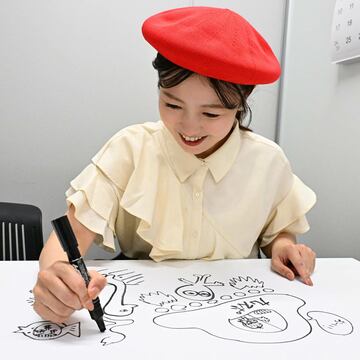 ベレー帽をかぶりイラストを描き始めた川﨑優