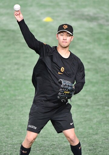 交流戦初戦の先発が決まった巨人・山崎伊織(左)