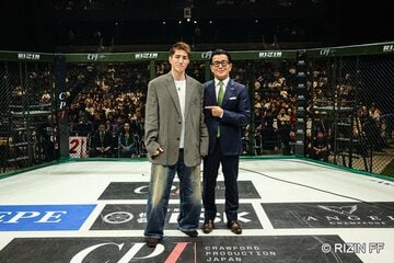 挑戦者決定戦が決まった井上直樹（左）と榊原信行ＣＥＯ