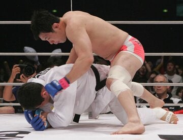 ユン・ドンシク（下）には秒殺ＴＫＯ勝ち（05年4月）