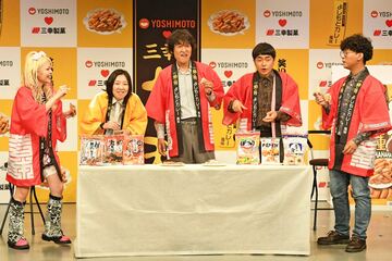 左からエルフの荒川・はる、千原ジュニア、たくろうの赤木・きむら