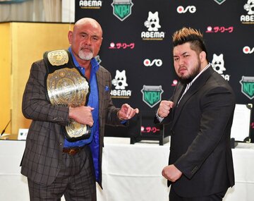  調印式で北宮(右)と並び合った王者・武藤