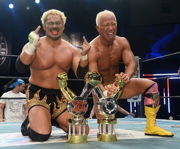 2015年、WTL初制覇に男泣きの本間朋晃(右)と、笑顔の真壁刀義