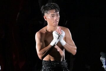 手を合わせる武居