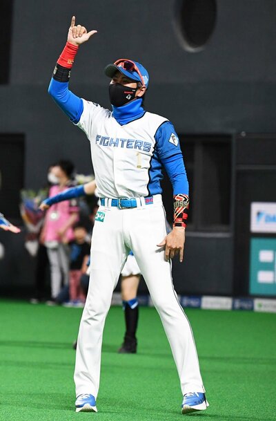 写真：敵ながらアッパレ！ 日本ハム・新庄ビッグボスが中田翔に最敬礼