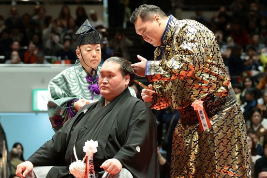 照ノ富士のまげにハサミを入れる白鵬