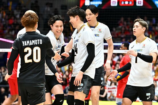 スパイクを決めて笑顔の高橋藍(左から2人目)を称える石川祐希(手前中央)