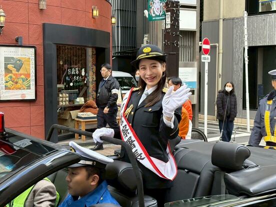 麻布警察署の１日警察署長に就任した野崎萌香