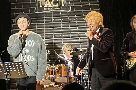 新曲の配信リリース記念ライブを行った森脇和成（左）と高宮雄次