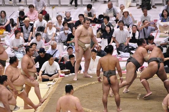 朝稽古を行った安青錦(中央)