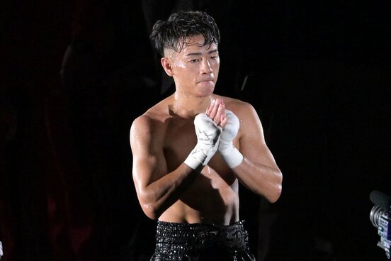 手を合わせる武居