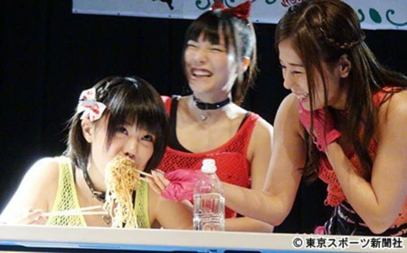  「大食い大会」で敗北を喫した川村虹花（左）