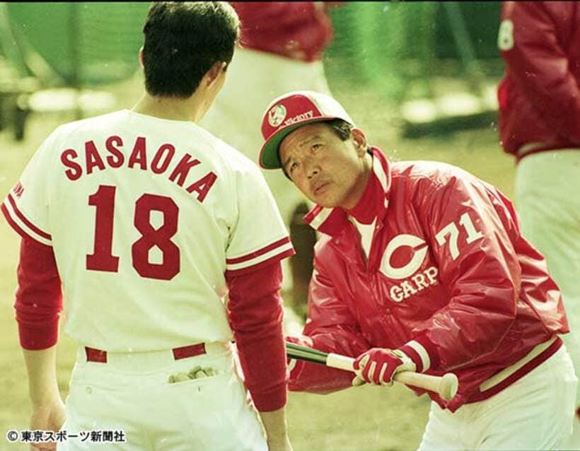  １９９１年の春季キャンプで佐々岡（左）にバントを教える大下ヘッドコーチ