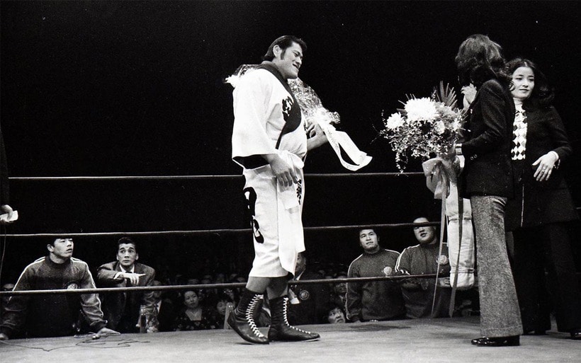 旗揚げ戦で柏木由紀子、倍賞千恵子(右)から花束贈呈される猪木を見つめる藤波(左端)。若き日のミスター・ポーゴの姿も…（1972年３月、大田区体育館）