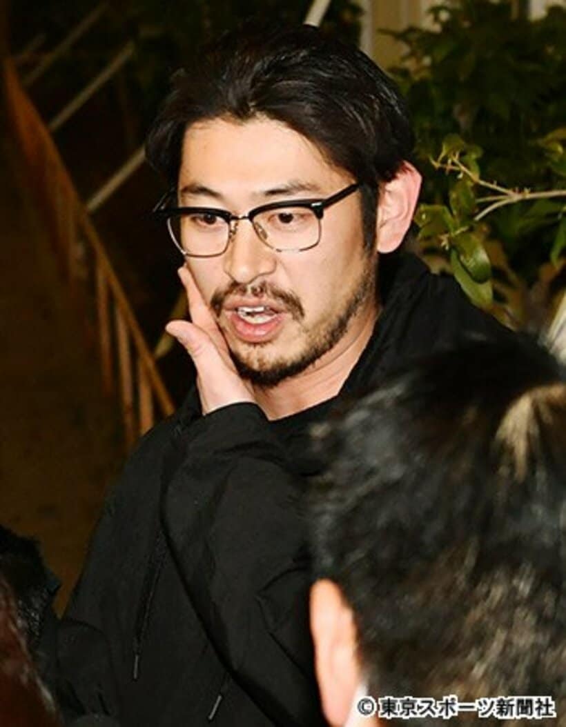 報道陣の質問に答える長男の大杉隼平氏