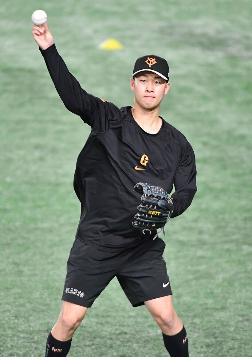 交流戦初戦の先発が決まった巨人・山崎伊織(左)