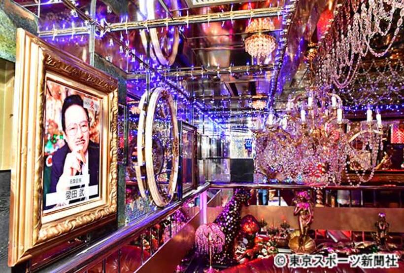  愛本店の内装。愛田元社長が一つひとつ手作りしたクリスタルや照明が店中を覆い尽くす