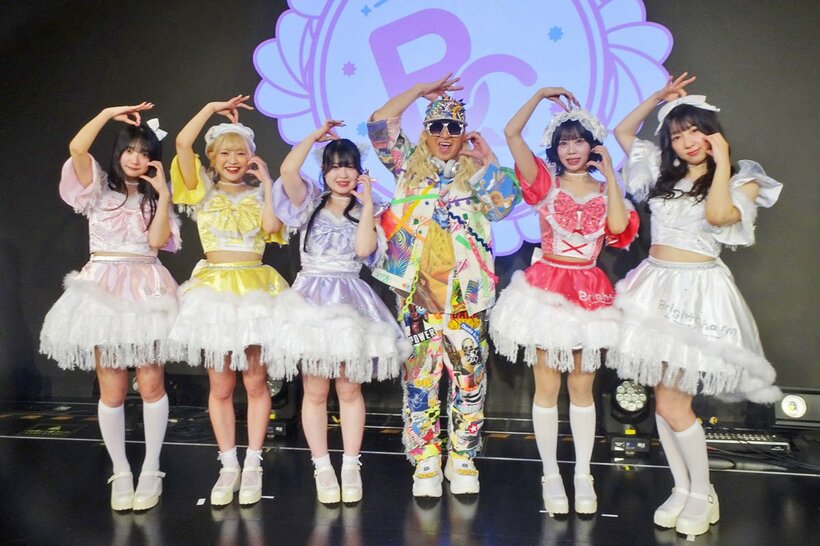 Bright Charmの楽曲プロデュースしたTRFのDJ KOO。左から桜木あおい、陽向りおん、霧島あぁや、DJ KOO、橋本みれい、松島じゅり