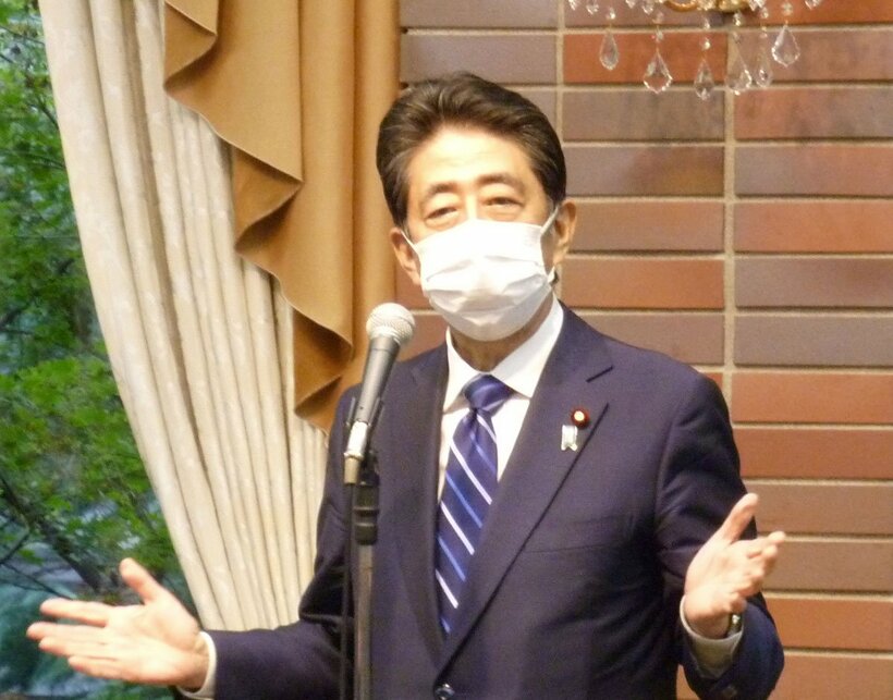  挨拶する安倍晋三元首相（東スポＷｅｂ）