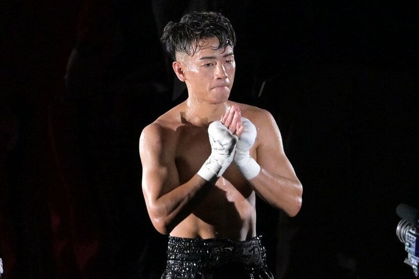 手を合わせる武居