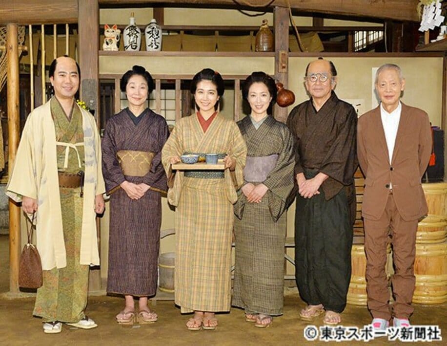  左から藤井隆、浅野温子、松本穂香、若村麻由美、石坂浩二、角川春樹監督