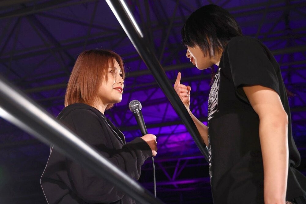 舞華（左）は復帰を宣言し上谷沙弥に宣戦布告