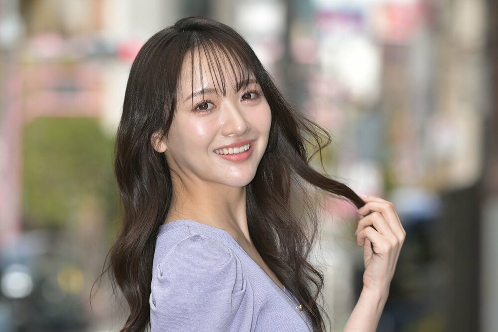 ポーズをとる石田千穂