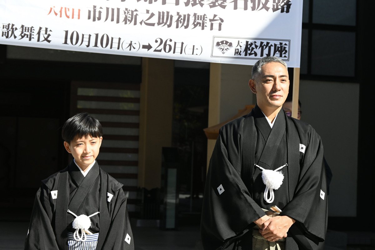 市川團十郎白猿と市川新之助親子 秋晴れの大阪成田山不動尊で襲名奉告