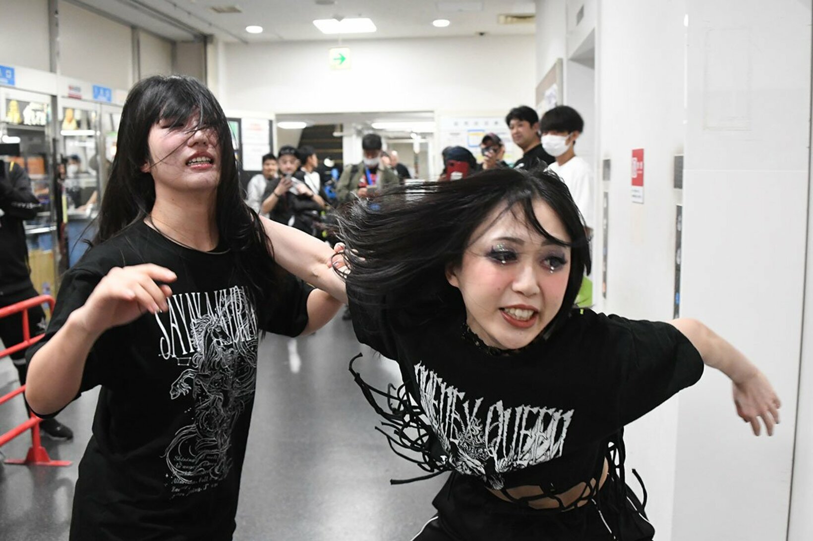 11日の後楽園大会も、物販で乱闘となった玖麗さやか(左)と上谷沙弥