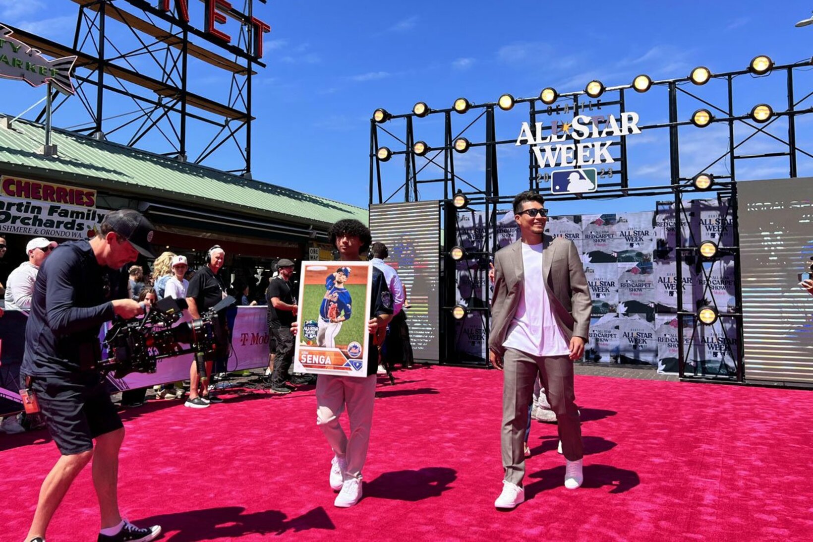 得意げにレッドカーペットを歩く千賀滉大