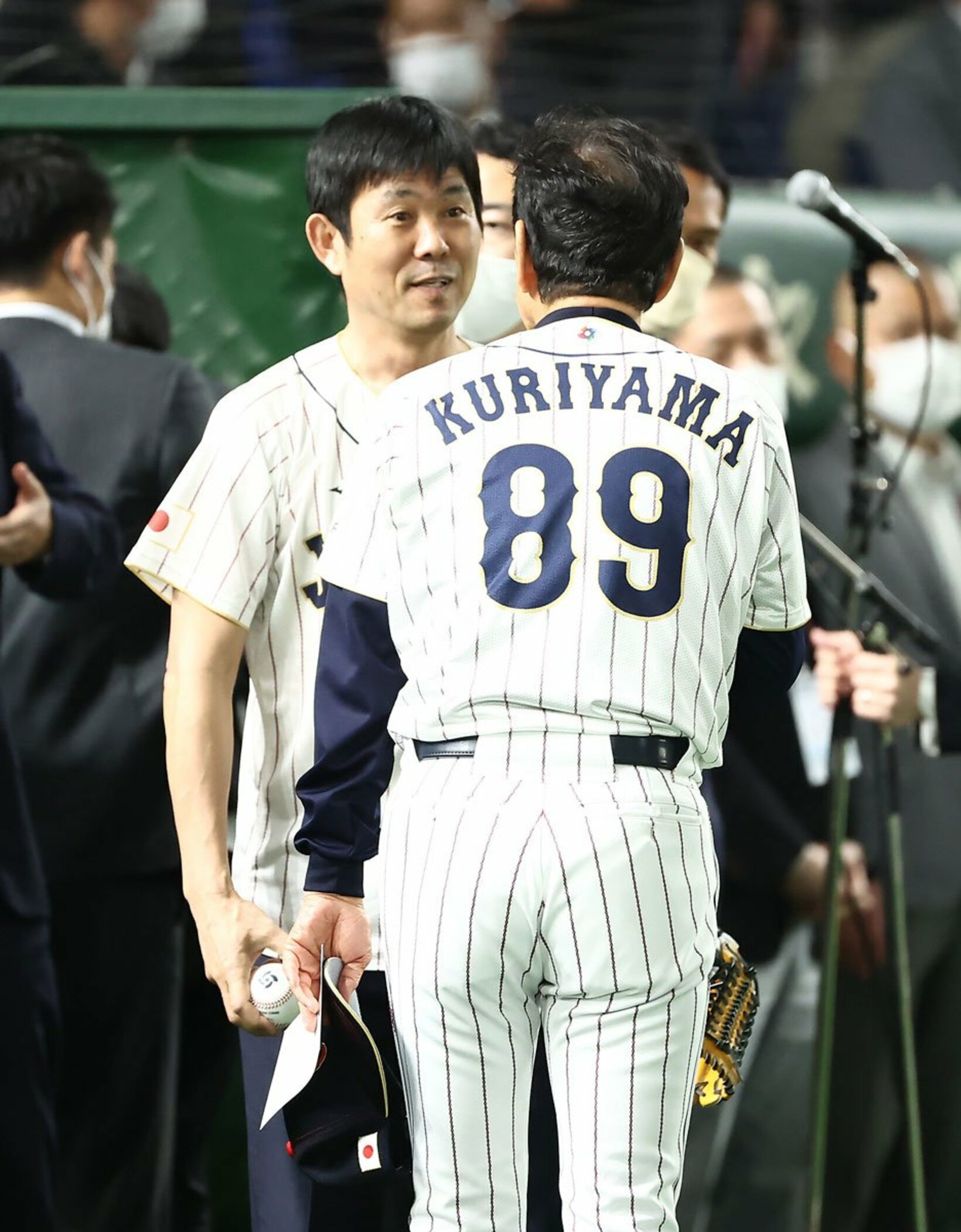 栗山英樹監督と話す森保一監督
