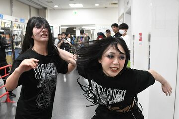 11日の後楽園大会も、物販で乱闘となった玖麗さやか(左)と上谷沙弥