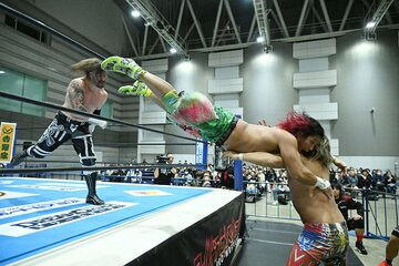 リング上のデビッド・フィンレー(左)から、場外の棚橋弘至(右)に投げつけられる高橋ヒロム