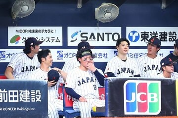 北山亘基（奥右）と話をする大谷翔平