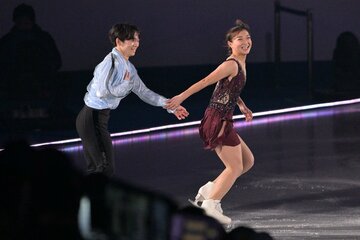 エキシビションでは「ペア」を組むほど、仲良しの鍵山優真(左)と坂本花織