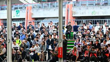 ブルペンを見学する二宮和也。多くのファンの視線は二宮に向けられた