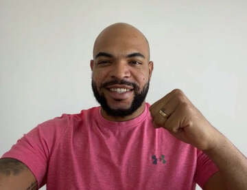  オンライン取材に応じガッツポーズを作るDｅＮＡのエドゥイン・エスコバー（ＺＯＯＭから）