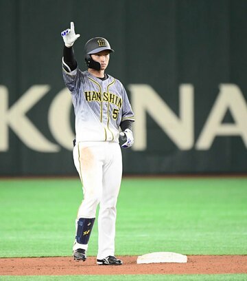  4回に適時打を放ち、無表情のまま塁上でポーズを決める近本