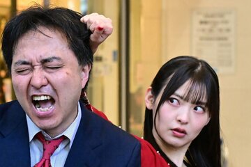 【写真】甲田代表(左)を襲撃する上坂すみれ