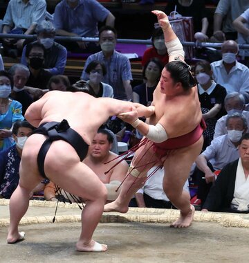  大栄翔（右）を押し出した正代（東スポWeb）